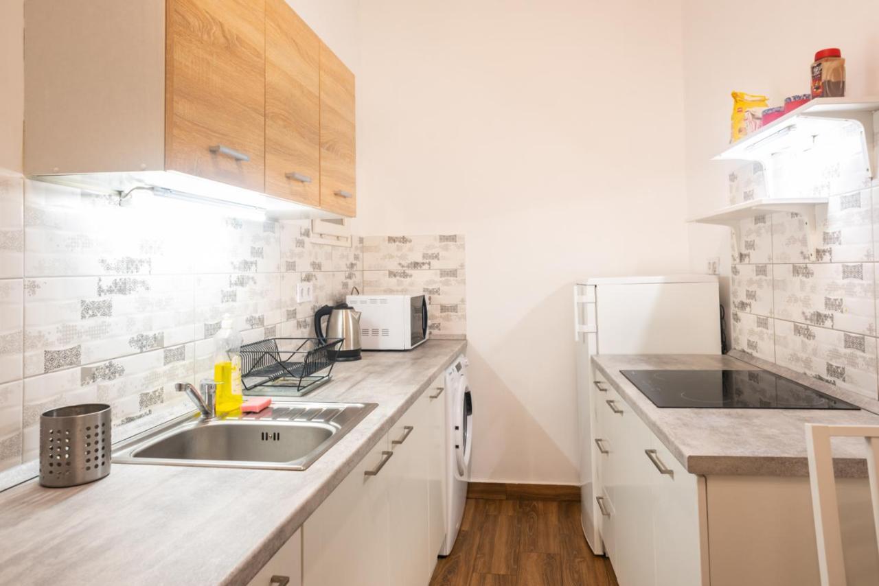 Cozy & Quiet Apartment Near Kiraly Street Free Parking, Ac, Perfect For 4 Guests! Budapest Exterior photo
