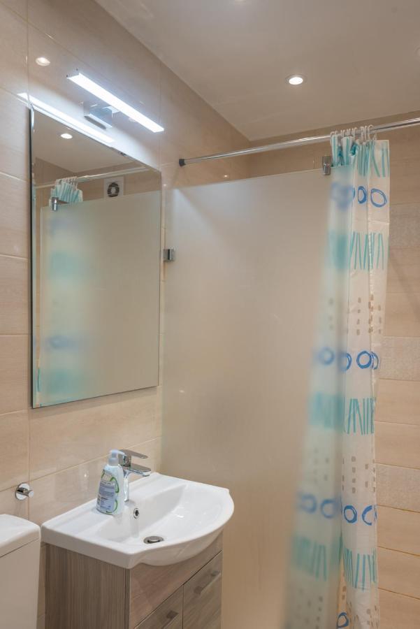 Cozy & Quiet Apartment Near Kiraly Street Free Parking, Ac, Perfect For 4 Guests! Budapest Exterior photo