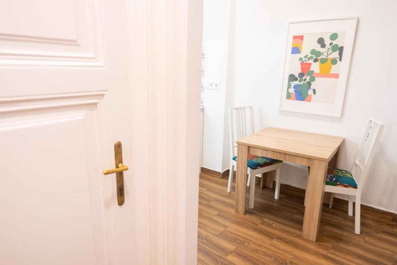 Cozy & Quiet Apartment Near Kiraly Street Free Parking, Ac, Perfect For 4 Guests! Budapest Exterior photo